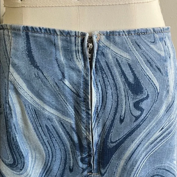 Swirl Denim Mini Skirt size 8 Wild Fable like new with small slit at front seam - Picture 6 of 9